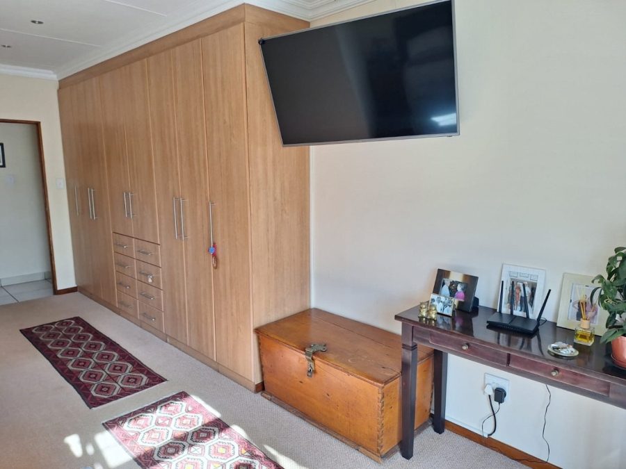 6 Bedroom Property for Sale in Bayview Western Cape